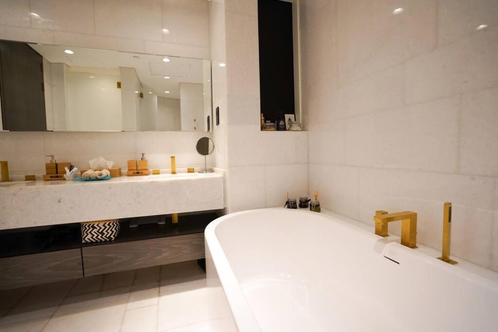 Private Pool Apt. Five Palm Jumeirah Up To 6Guest Dubai Luaran gambar